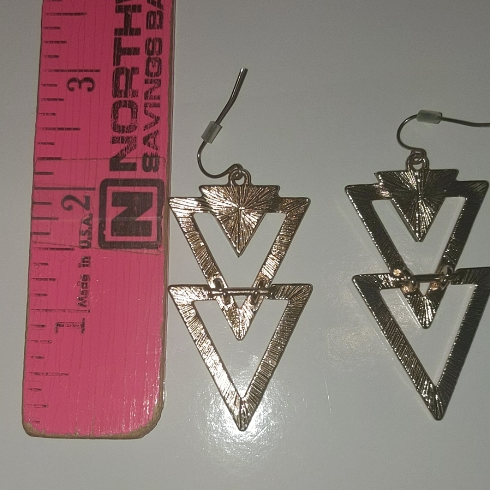 Gold and black triangle earrings - Picture 5 of 8